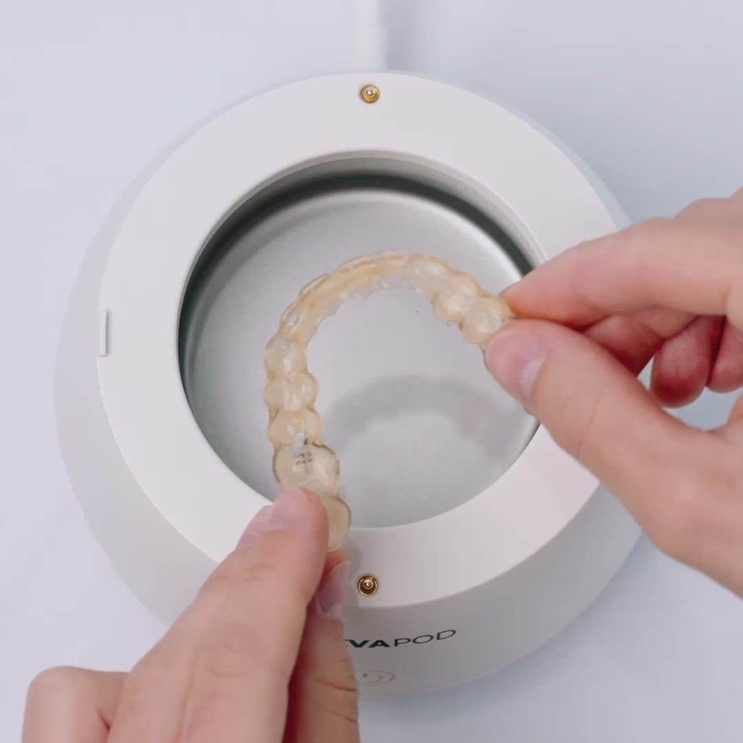 Frosty White Neva Pod Demonstration Bathroom - Dirty vs clean retainer